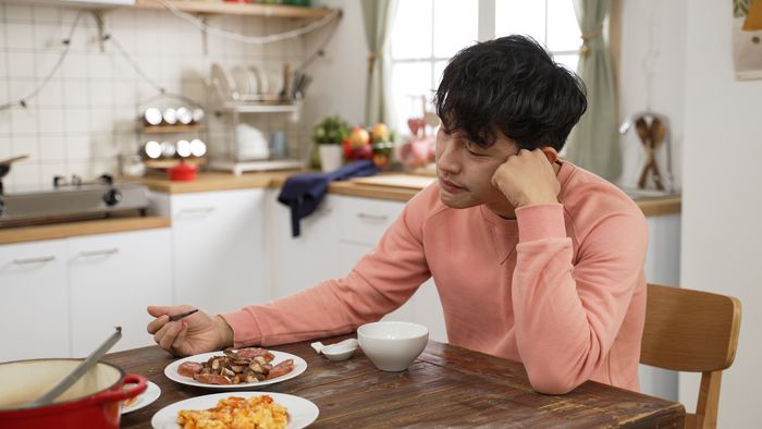 Vừa đỡ vài hôm ăn lạ lại tái lại